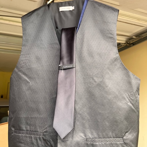 Large Men Dress Shirts and 2 Vest (Black- XL & Blue- L) with 2 Ties - Picture 1 of 3